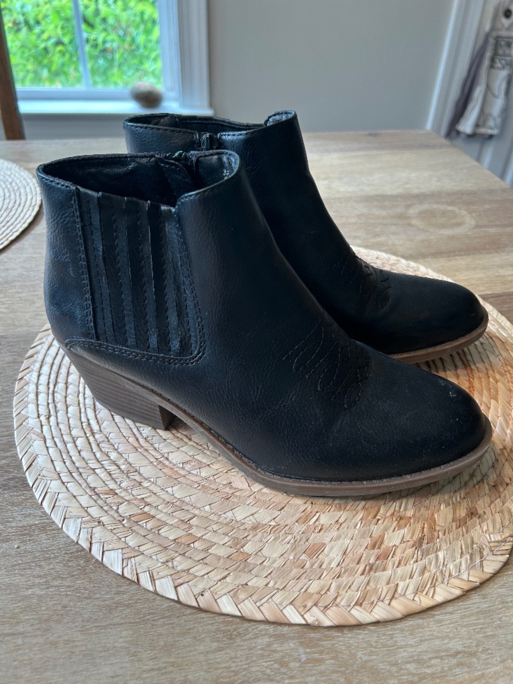 FRYE & CO. BLACK PLEATHER ANKLE BOOTS WITH A SIDE ZIPPER - SIZE 7